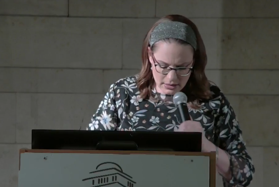 להחזיק חזק במעקה